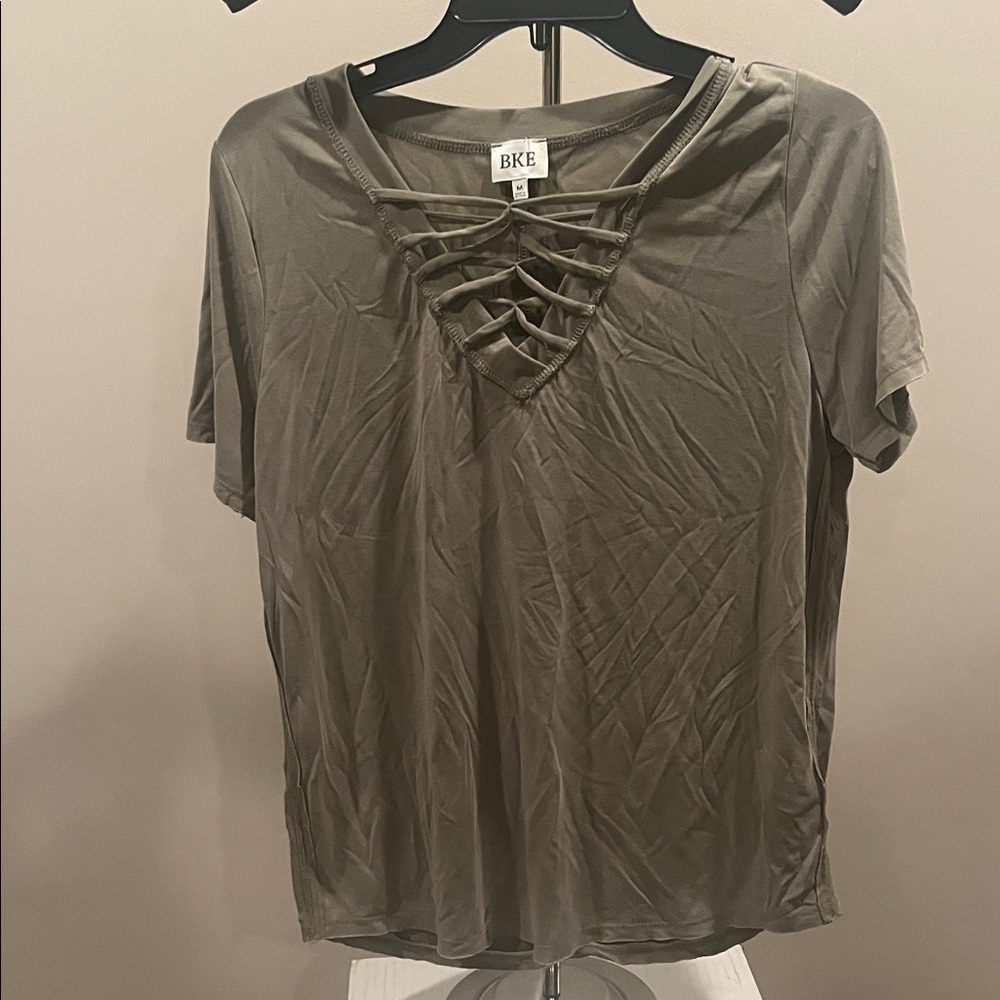 BKE Women's Khaki Short Sleeve Top with Lattice Design